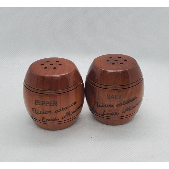 Vintage Salt & Pepper Shakers Wood Barrel Union Station St Louis Missouri - Picture 1 of 8